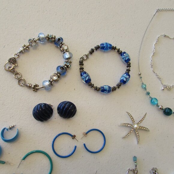 Lot of Costume Jewelry - Blues/Purples/Beads - Picture 7 of 15